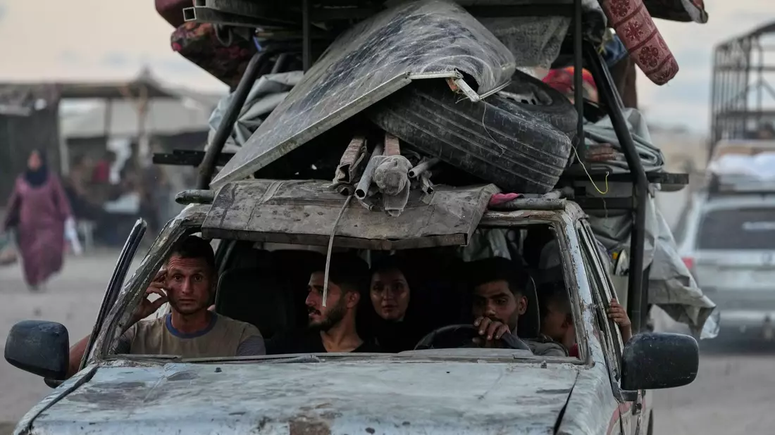 Palästinenser fliehen aus dem Norden des Gazastreifens (Archivbild) - Bild: Jehad Alshrafi/AP/dpa
