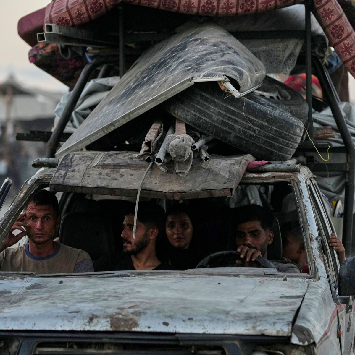 Palästinenser fliehen aus dem Norden des Gazastreifens (Archivbild) - Foto: Jehad Alshrafi/AP/dpa