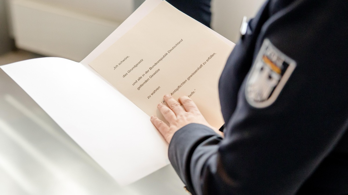 HZA-HH: Berufseinsteiger beim Hauptzollamt Hamburg - Foto: presseportal.de