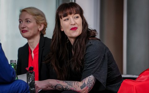 Den linken Arm von Heidi Reichinnek zieren bereits ein Otter, ein Kater und ein Abbild von Rosa Luxemburg. (Archivbild) - Foto: Kay Nietfeld/dpa Den linken Arm von Heidi Reichinnek zieren bereits ein Otter, ein Kater und ein Abbild von Rosa Luxemburg. (Archivbild) - Foto: Kay Nietfeld/dpa