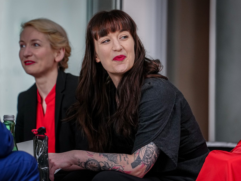 Den linken Arm von Heidi Reichinnek zieren bereits ein Otter, ein Kater und ein Abbild von Rosa Luxemburg. (Archivbild)  - Foto: Kay Nietfeld/dpa