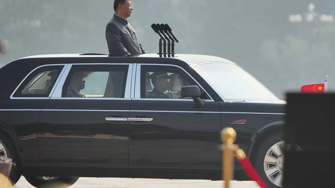 Der chinesische Präsident Xi Jinping fährt die Militärparade ab. - Bild: Andy Wong/AP/dpa
