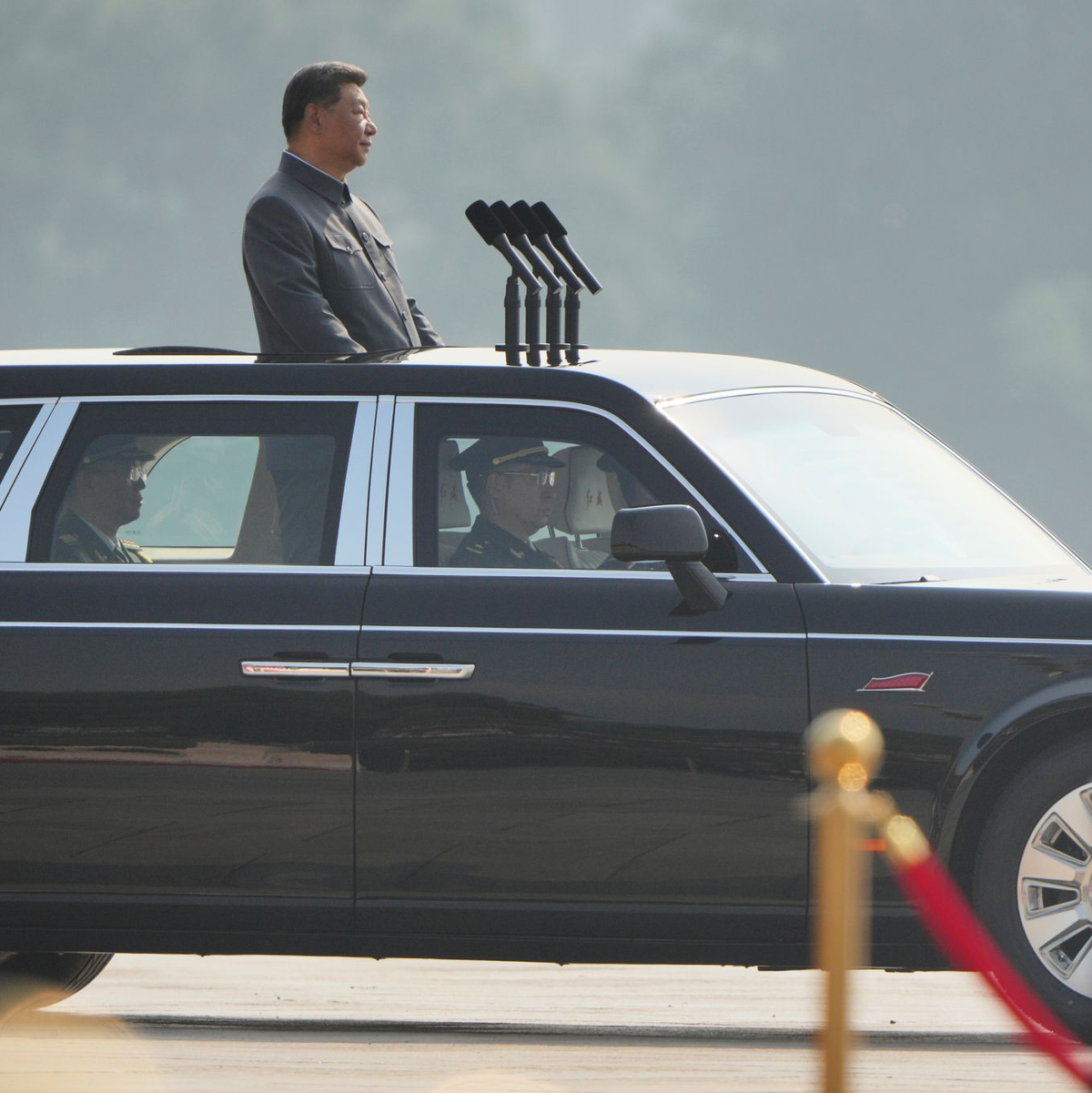Der chinesische Präsident Xi Jinping fährt die Militärparade ab. - Foto: Andy Wong/AP/dpa