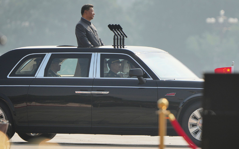Der chinesische Präsident Xi Jinping fährt die Militärparade ab. - Foto: Andy Wong/AP/dpa