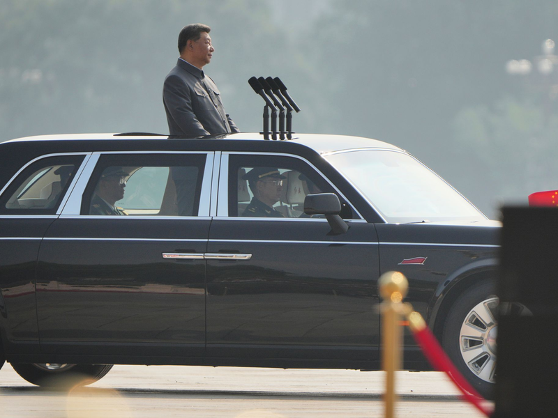 Der chinesische Präsident Xi Jinping fährt die Militärparade ab. - Foto: Andy Wong/AP/dpa