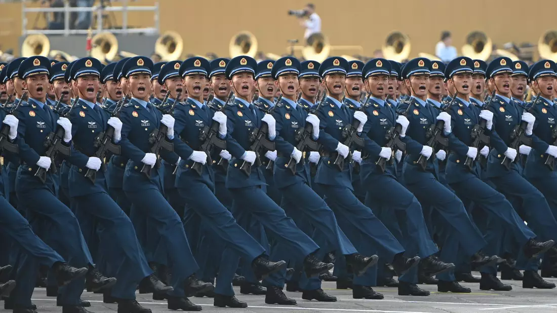 Soldaten der Volksbefreiungsarmee laufen bei einer Probe vor der großen Militärparade in Peking am Platz des Himmlischen Friedens vorbei. - Bild: Johannes Neudecker/dpa