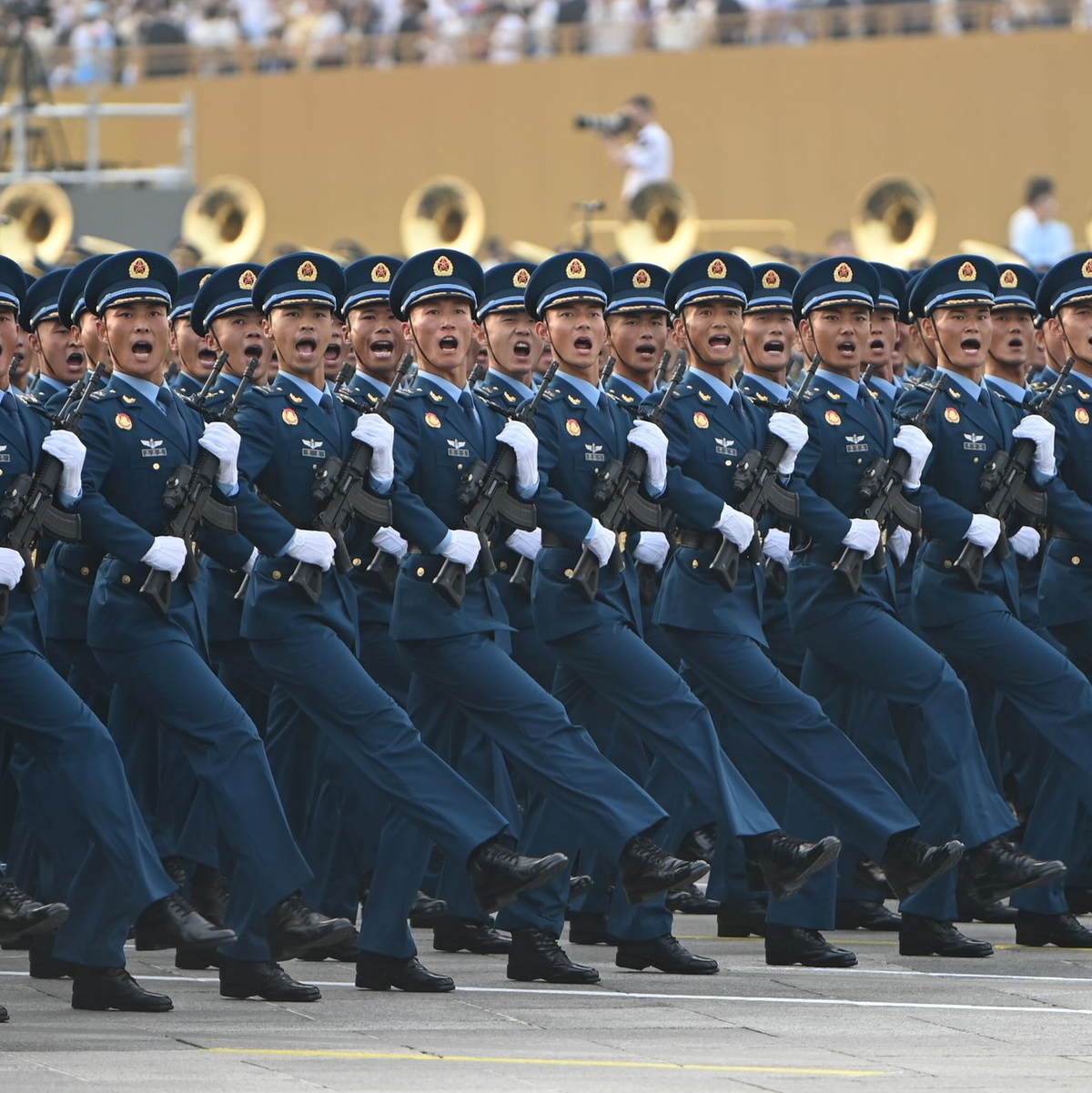 Soldaten der Volksbefreiungsarmee laufen bei einer Probe vor der großen Militärparade in Peking am Platz des Himmlischen Friedens vorbei. - Foto: Johannes Neudecker/dpa