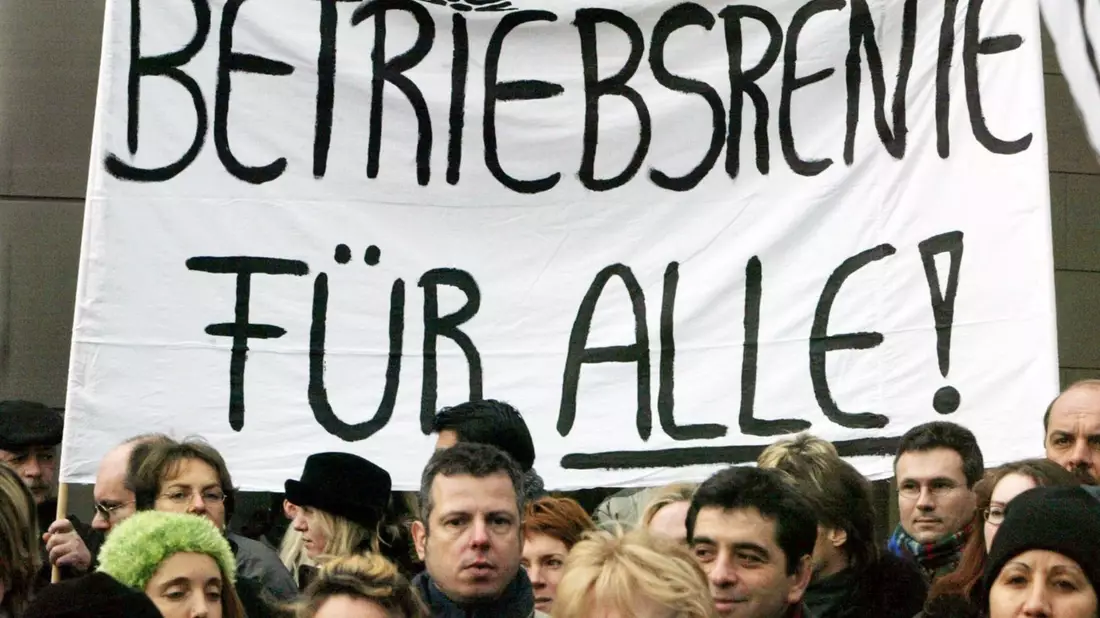 Mitarbeitende einer Bank demonstrieren für den Erhalt ihrer Betriebsrente (Foto: Archiv). - Bild: Frank Rumpenhorst/dpa