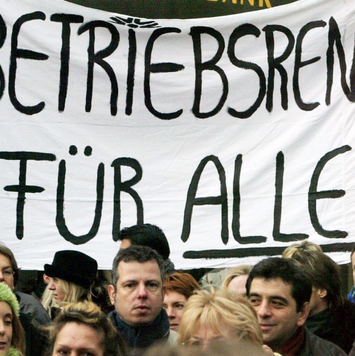 Mitarbeitende einer Bank demonstrieren für den Erhalt ihrer Betriebsrente (Foto: Archiv). - Foto: Frank Rumpenhorst/dpa