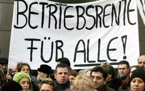 Mitarbeitende einer Bank demonstrieren für den Erhalt ihrer Betriebsrente. (Foto: Archiv) - Foto: Frank Rumpenhorst/dpa Mitarbeitende einer Bank demonstrieren für den Erhalt ihrer Betriebsrente. (Foto: Archiv) - Foto: Frank Rumpenhorst/dpa