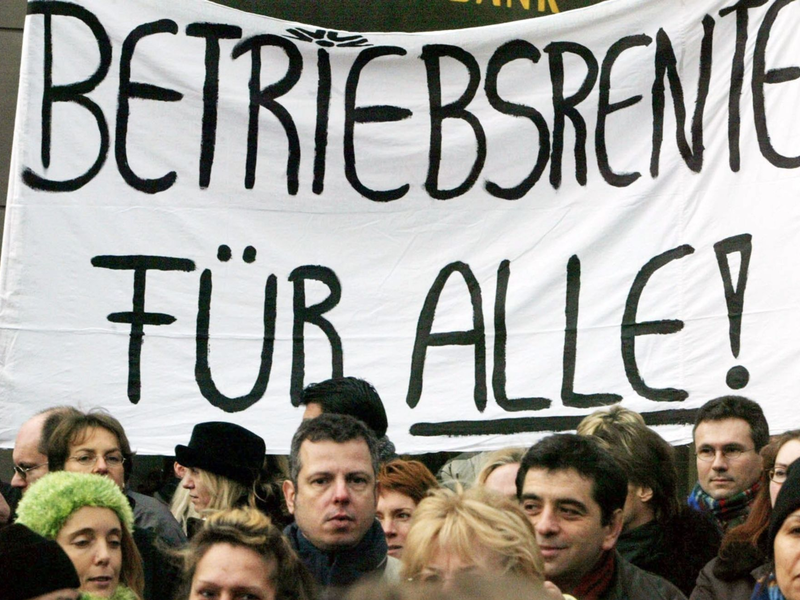 Mitarbeitende einer Bank demonstrieren für den Erhalt ihrer Betriebsrente. (Foto: Archiv) - Foto: Frank Rumpenhorst/dpa