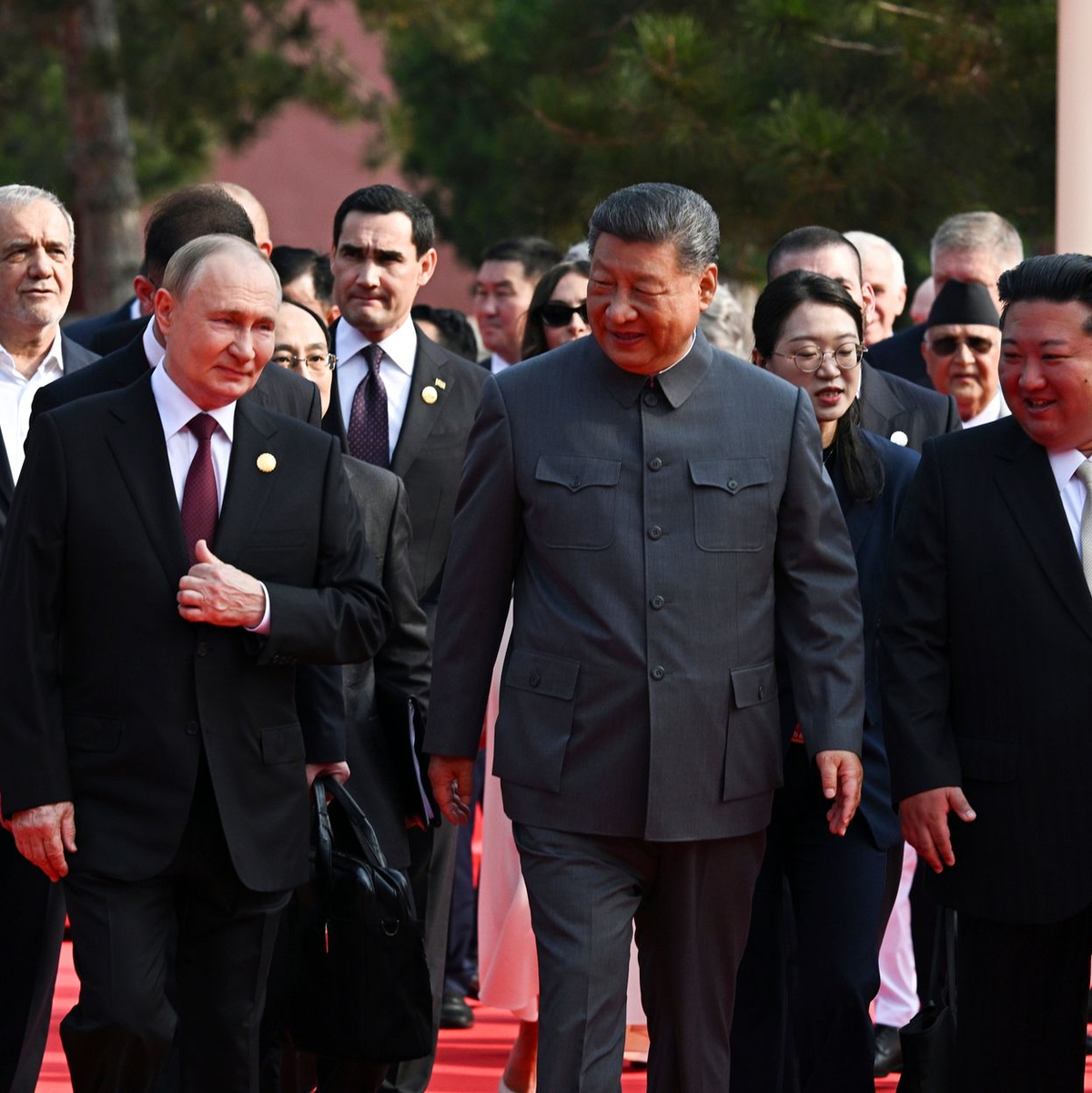 Der russische Präsident Wladimir Putin, der chinesische Präsident Xi Jinping und der nordkoreanische Machthaber Kim Jong Un kommen zu einer Militärparade anlässlich des 80. Jahrestages der Kapitulation Japans im Zweiten Weltkrieg. - Foto: Sergei Bobylev/Pool Sputnik Kremlin/dpa