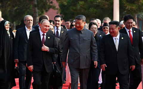 Der russische PrÀsident Wladimir Putin, der chinesische PrÀsident Xi Jinping und der nordkoreanische Machthaber Kim Jong Un kommen zu einer MilitÀrparade anlÀsslich des 80. Jahrestages der Kapitulation Japans im Zweiten Weltkrieg. - Foto: Sergei Bobylev/Pool Sputnik Kremlin/dpa Der russische PrÀsident Wladimir Putin, der chinesische PrÀsident Xi Jinping und der nordkoreanische Machthaber Kim Jong Un kommen zu einer MilitÀrparade anlÀsslich des 80. Jahrestages der Kapitulation Japans im Zweiten Weltkrieg. - Foto: Sergei Bobylev/Pool Sputnik Kremlin/dpa
