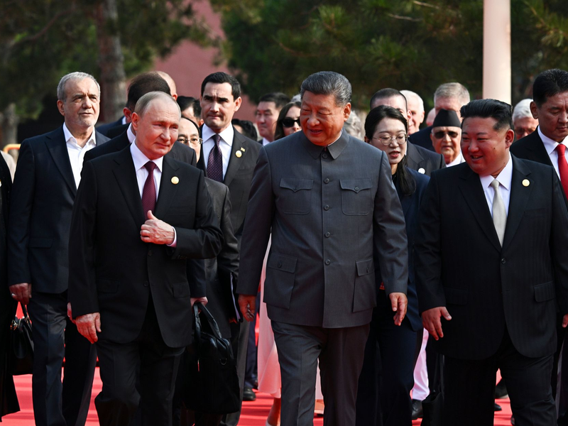 Der russische Präsident Wladimir Putin, der chinesische Präsident Xi Jinping und der nordkoreanische Machthaber Kim Jong Un kommen zu einer Militärparade anlässlich des 80. Jahrestages der Kapitulation Japans im Zweiten Weltkrieg. - Foto: Sergei Bobylev/Pool Sputnik Kremlin/dpa