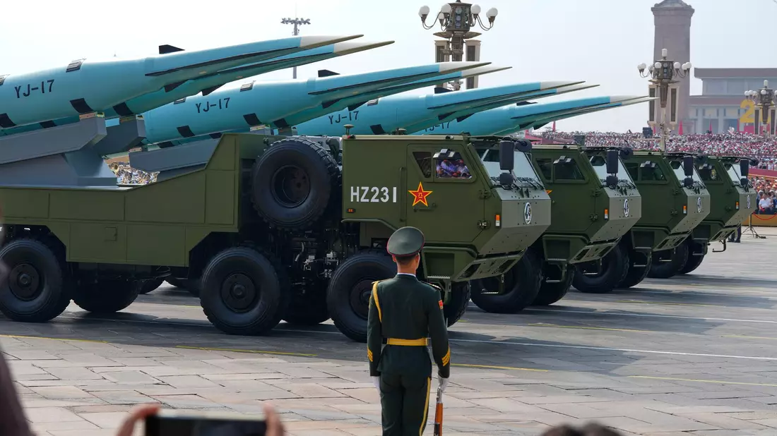 Während einer Militärparade ziehen Raketen vorbei. - Bild: Ng Han Guan/AP/dpa