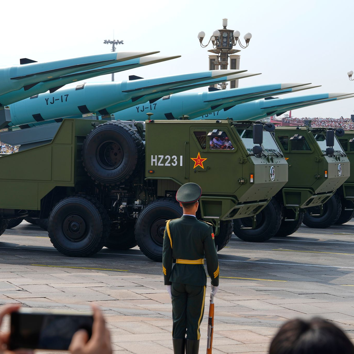 Während einer Militärparade ziehen Raketen vorbei. - Foto: Ng Han Guan/AP/dpa