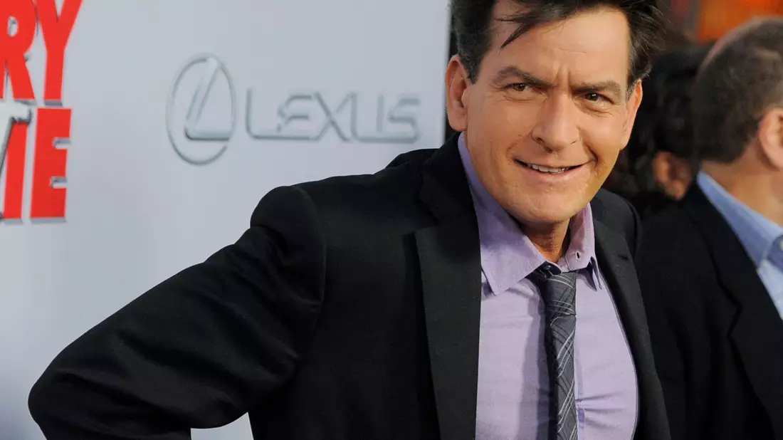 Blickt schon mit 60 auf ein bewegtes Leben zurück: Charlie Sheen. (Archivbild) - Bild: Chris Pizzello/Invision via AP/dpa