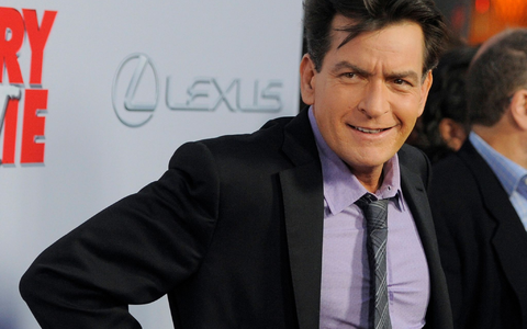 Blickt schon mit 60 auf ein bewegtes Leben zurück: Charlie Sheen. (Archivbild) - Foto: Chris Pizzello/Invision via AP/dpa