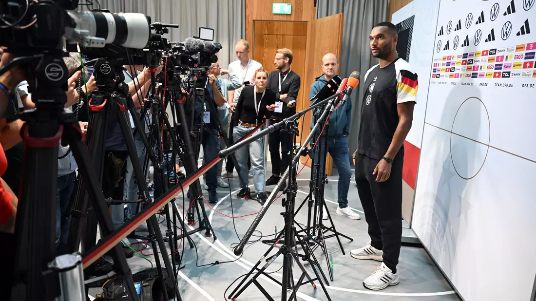 Serge Gnabry sieht der WM mit Optimismus entgegen.  - Bild: Federico Gambarini/dpa