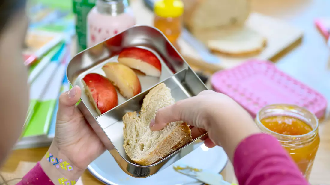 Kinder mit wählerischem Essverhalten aßen laut der Studie eher Fleisch, Fisch und Obst, wenn dieses in der Schulkantine auf dem Teller kam. (Symbolbild) - Bild: Hendrik Schmidt/dpa
