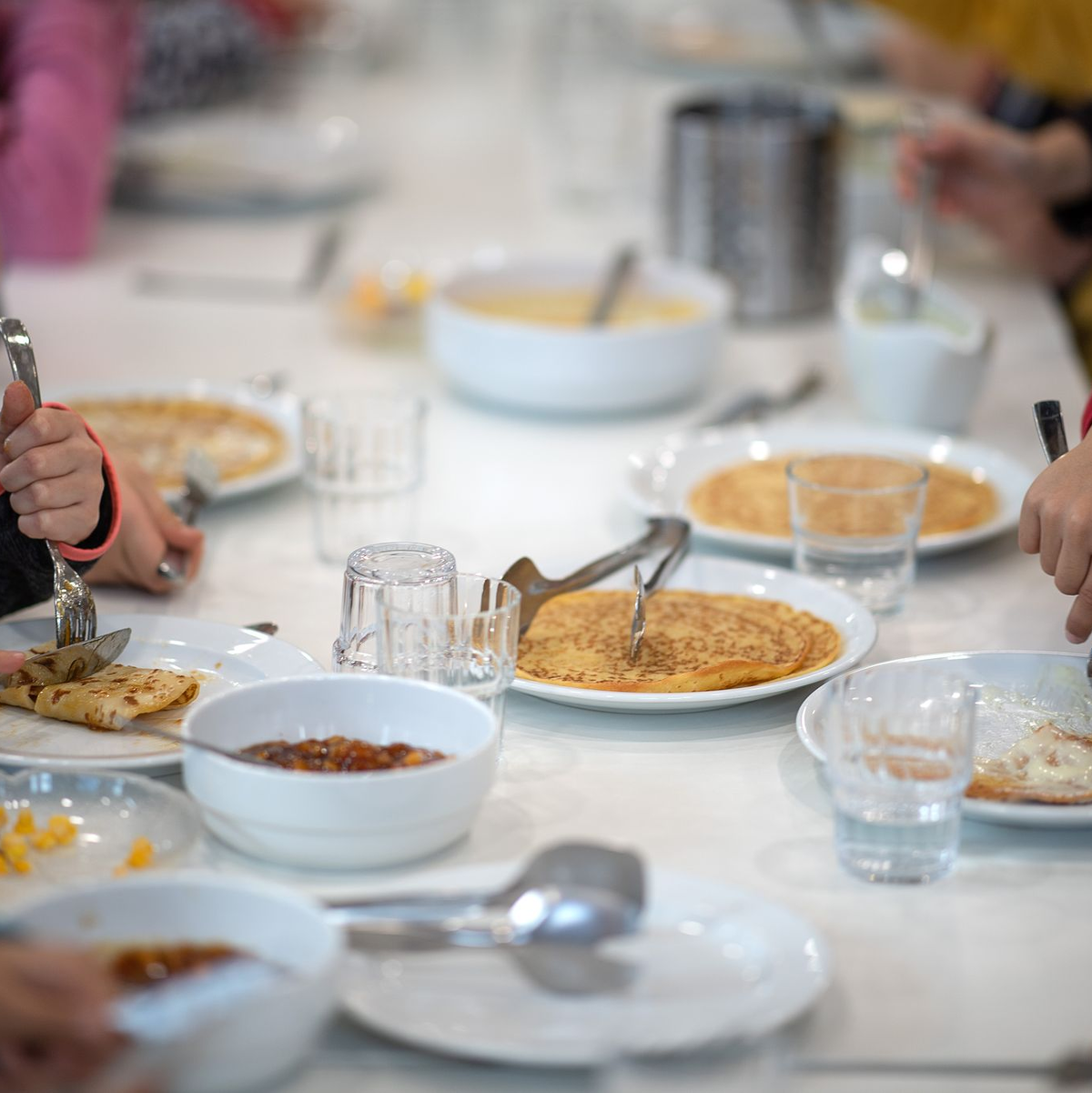 Etwa 70 Prozent der Schülerinnen und Schüler von 6 bis 17 Jahren haben in Deutschland überhaupt Zugang zu einem warmen Schulessen.  - Foto: Sebastian Gollnow/dpa