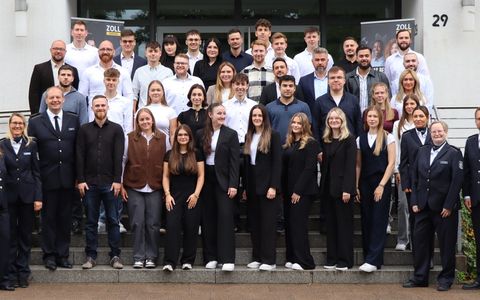 HZA-BI: Berufseinsteiger beim Hauptzollamt Bielefeld/Jetzt Karriere beim ZOLL starten! - Foto: presseportal.de HZA-BI: Berufseinsteiger beim Hauptzollamt Bielefeld/Jetzt Karriere beim ZOLL starten! - Foto: presseportal.de