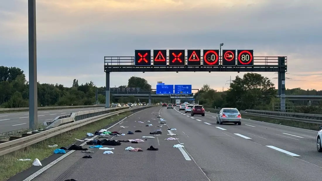 POL-OF: Autobahnpolizei sammelte Inhalt von Dachbox ein: Fahrspuren zeitweise gesperrt - Bild: presseportal.de