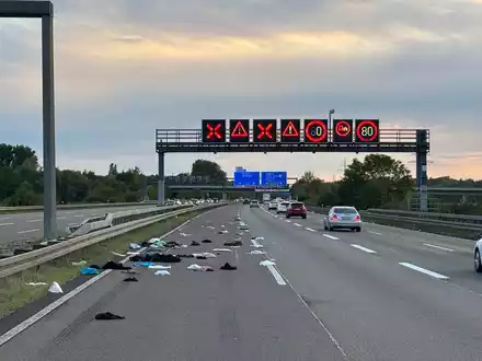 POL-OF: Autobahnpolizei sammelte Inhalt von Dachbox ein: Fahrspuren zeitweise gesperrt - Foto: presseportal.de