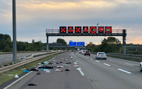 POL-OF: Autobahnpolizei sammelte Inhalt von Dachbox ein: Fahrspuren zeitweise gesperrt - Foto: presseportal.de POL-OF: Autobahnpolizei sammelte Inhalt von Dachbox ein: Fahrspuren zeitweise gesperrt - Foto: presseportal.de