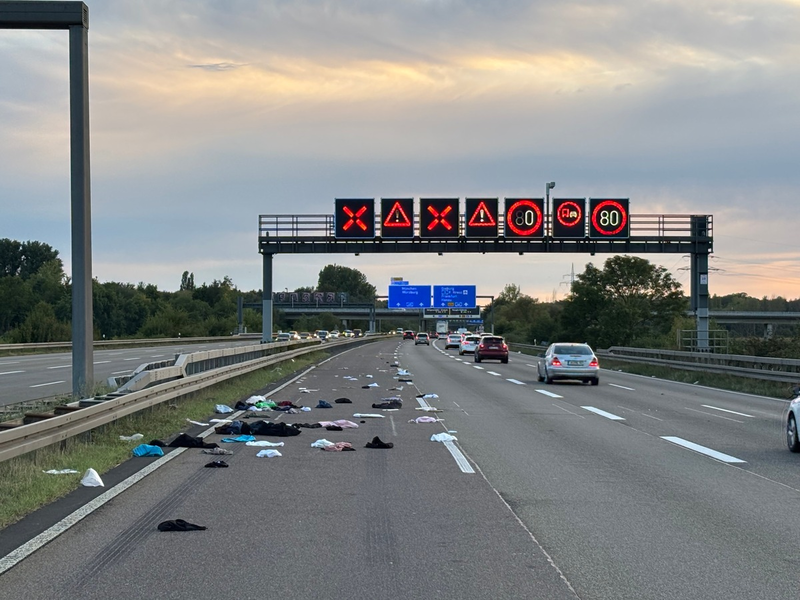 POL-OF: Autobahnpolizei sammelte Inhalt von Dachbox ein: Fahrspuren zeitweise gesperrt - Foto: presseportal.de