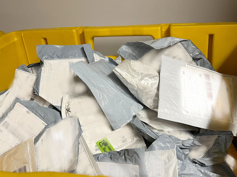 Beschlagnahmte Sendungen, in denen in vielen Fällen nicht bestelltes Saatgut verschickt wurde, - Foto: K. Kaminski/Julius Kühn-Institut (JKI)/dpa