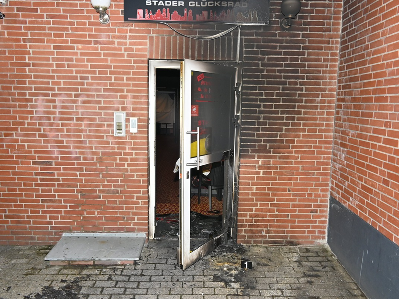POL-STD: Unbekannte setzen Hintereingang von Stader Spielothek in Brand - Polizei sucht Zeugen, Anhänger in Sauensiek entwendet - Foto: presseportal.de