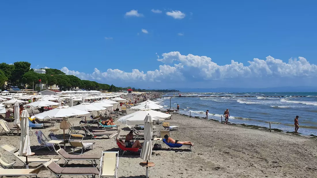 Das Unglück geschah am Strand von Grado in Norditalien. (Archivbild) - Bild: Alexandra Frank/dpa-tmn