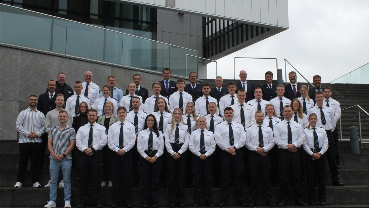 POL-KLE: Kreis Kleve - 37 neue Polizistinnen und Polizisten im Kreis Kleve begrüßt / Vereidigung durch den Landrat - Foto: presseportal.de