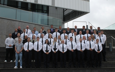 POL-KLE: Kreis Kleve - 37 neue Polizistinnen und Polizisten im Kreis Kleve begrüßt / Vereidigung durch den Landrat - Foto: presseportal.de POL-KLE: Kreis Kleve - 37 neue Polizistinnen und Polizisten im Kreis Kleve begrüßt / Vereidigung durch den Landrat - Foto: presseportal.de