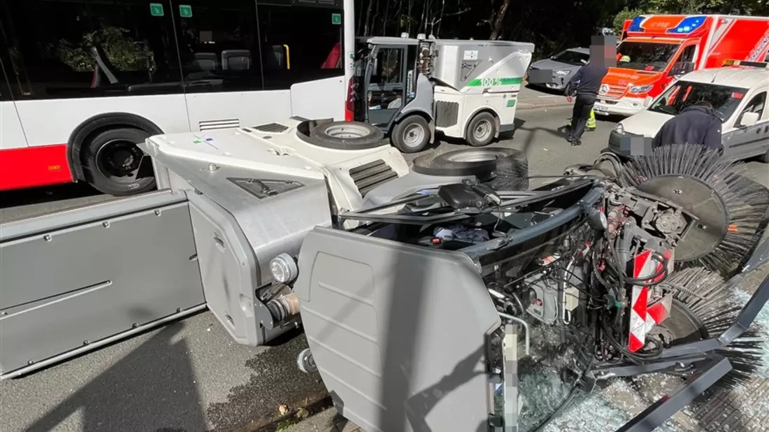 POL-DU: Obermeiderich: Unfall mit zwei Kehrmaschinen und Linienbus - Fahrzeug kippt um - Bild: presseportal.de