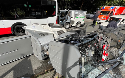 POL-DU: Obermeiderich: Unfall mit zwei Kehrmaschinen und Linienbus - Fahrzeug kippt um - Foto: presseportal.de POL-DU: Obermeiderich: Unfall mit zwei Kehrmaschinen und Linienbus - Fahrzeug kippt um - Foto: presseportal.de