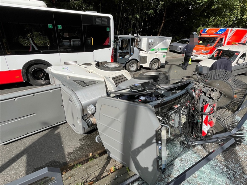 POL-DU: Obermeiderich: Unfall mit zwei Kehrmaschinen und Linienbus - Fahrzeug kippt um - Foto: presseportal.de