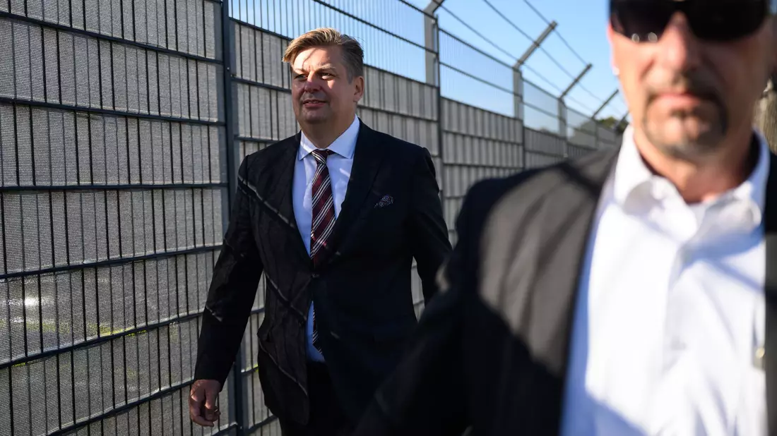 Der Bundestagsabgeordnete Maximilian Krah (AfD) sagt im Prozess gegen seinen ehemaligen Mitarbeiter als Zeuge aus. - Bild: Robert Michael/dpa