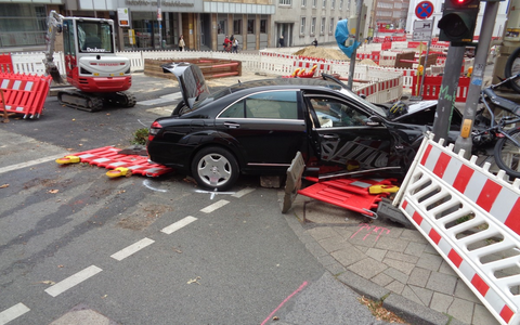 POL-AC: Unfall auf der Theaterstraße - drei Männer verletzt - Foto: presseportal.de