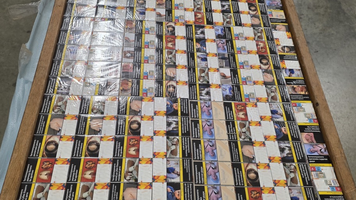 HZA-SW: Zoll enttarnt aufwendiges Schmuggelversteck/ 15.000 Stück unversteuerte Zigaretten bei Fahrzeugkontrolle entdeckt - Foto: presseportal.de