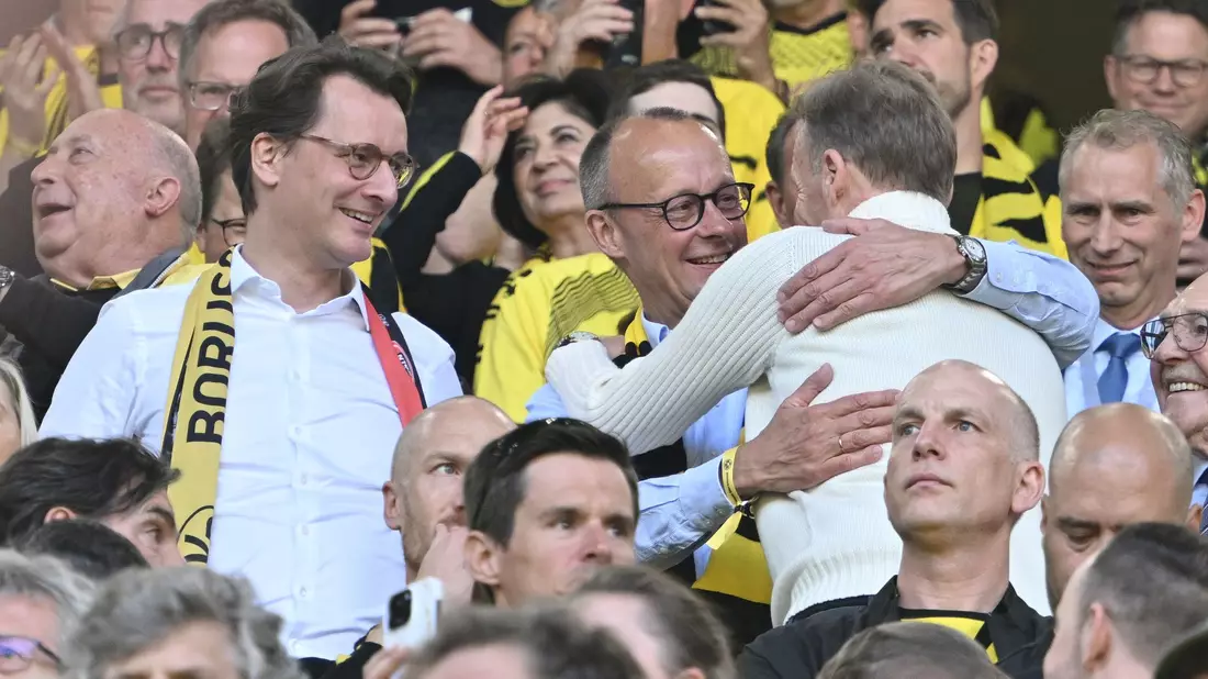  Partei- und BVB-Freunde: Friedrich Merz (Mitte) und Hans-Joachim Watzke (Archivfoto). - Bild: Bernd Thissen/dpa