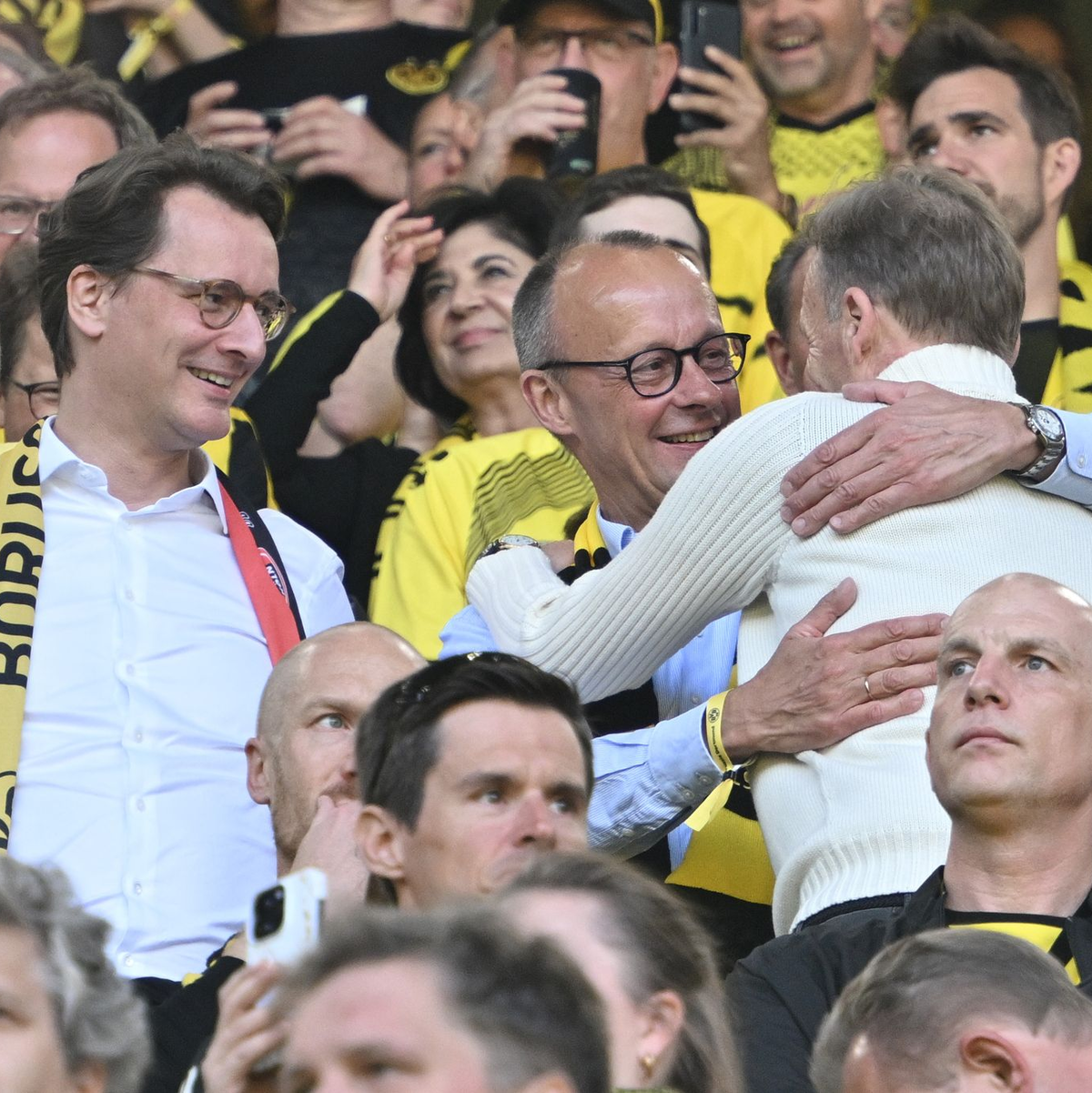  Partei- und BVB-Freunde: Friedrich Merz (Mitte) und Hans-Joachim Watzke (Archivfoto). - Foto: Bernd Thissen/dpa