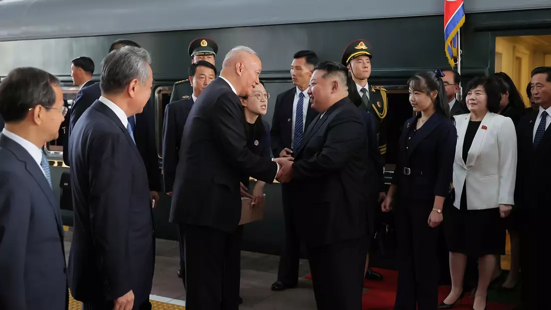 Nordkoreas Machthaber Kim Jong Un reiste erstmals mit seiner Tochter ins Ausland.  - Bild: Uncredited/KCNA via KNS/AP/dpa