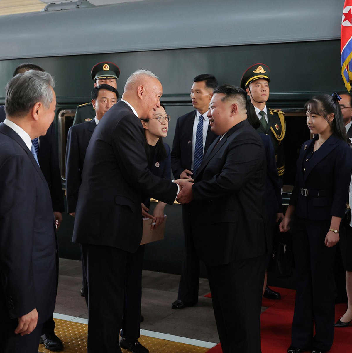 Nordkoreas Machthaber Kim Jong Un reiste erstmals mit seiner Tochter ins Ausland.  - Foto: Uncredited/KCNA via KNS/AP/dpa