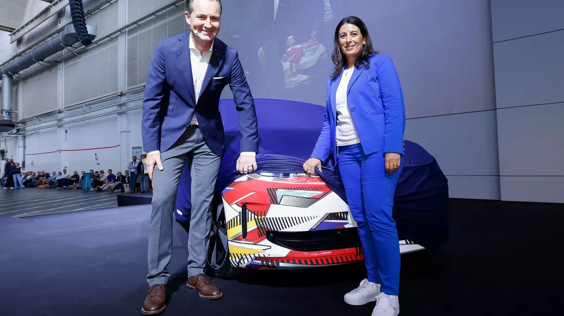 E-Auto im Polo-Format: Markenchef Thomas Schäfer und Betriebsratsvorsitzende Daniela Cavallo geben einen ersten Ausblick auf das Modell. (Handout-Foto) - Bild: Roland Niepaul/Volkswagen AG/dpa