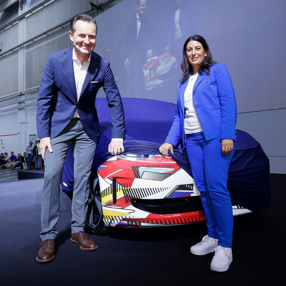 E-Auto im Polo-Format: Markenchef Thomas Schäfer und Betriebsratsvorsitzende Daniela Cavallo geben einen ersten Ausblick auf das Modell. (Handout-Foto) - Foto: Roland Niepaul/Volkswagen AG/dpa