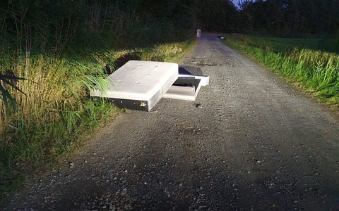 POL-CUX: Illegale Abfallentsorgung in Loxstedt-Fleeste - Zeugenaufruf (Foto im Anhang) - Foto: presseportal.de POL-CUX: Illegale Abfallentsorgung in Loxstedt-Fleeste - Zeugenaufruf (Foto im Anhang) - Foto: presseportal.de