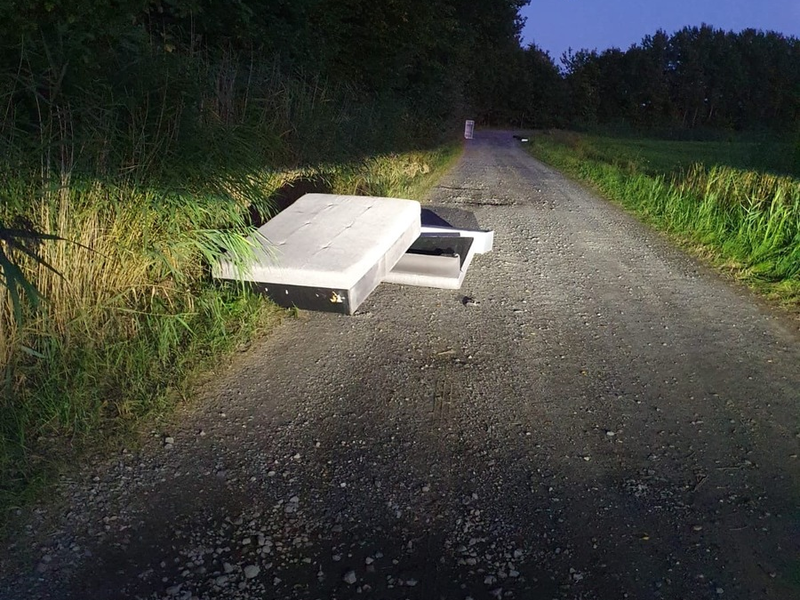 POL-CUX: Illegale Abfallentsorgung in Loxstedt-Fleeste - Zeugenaufruf (Foto im Anhang) - Foto: presseportal.de