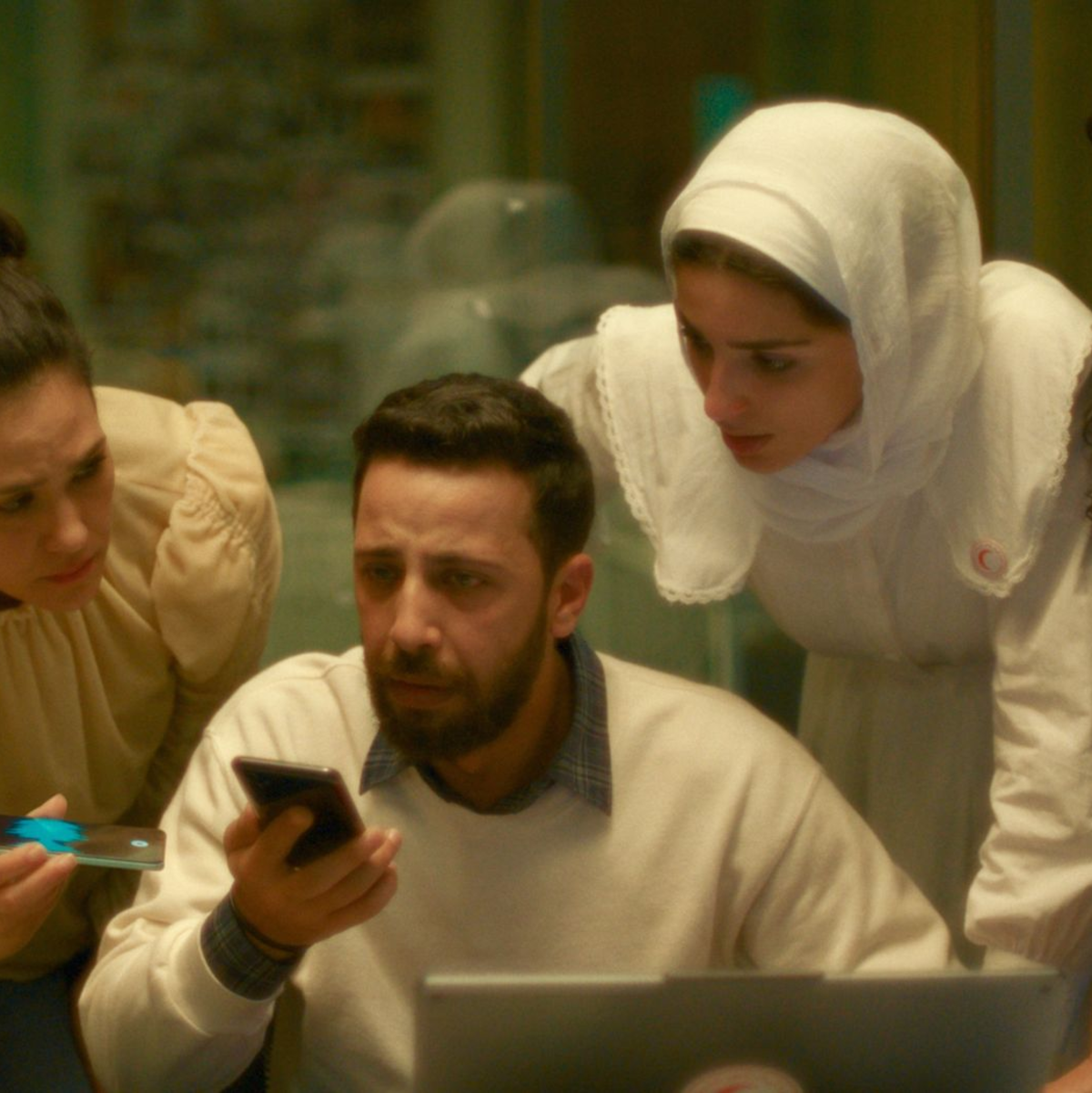 Szene aus dem Film - die Schauspieler verkörpern Hilfskräfte des Roten Halbmonds. - Foto: Juan Sarmiento G./Filmfestspiele Venedig/dpa